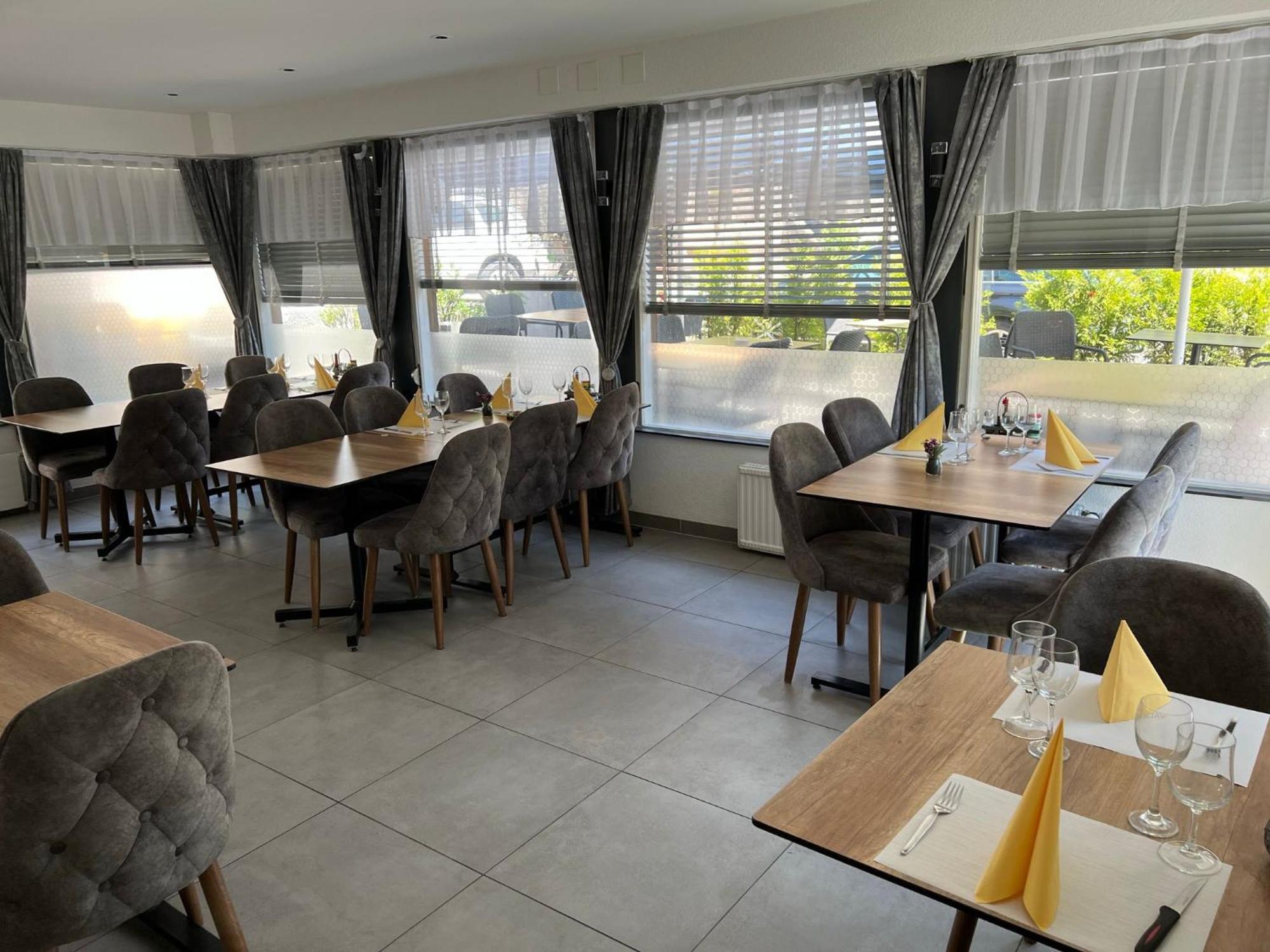 Hotel Restaurant Du Moulin Fleurier Bagian luar foto